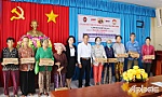 Huyện Cai Lậy: Trao tặng 750 phần quà cho hộ khó khăn