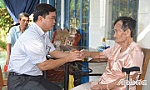 Đồng chí Nguyễn Thanh Hải thăm, tặng quà các gia đình chính sách