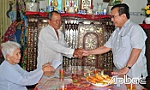 Đồng chí Võ Văn Bình thăm các gia đình chính sách