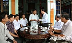 Đồng chí Trần Kim Trát thăm các gia đình liệt sĩ trong cuộc khởi nghĩa Nam kỳ