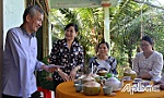 Đồng chí Châu Thị Mỹ Phương thăm, tặng quà gia đình chính sách