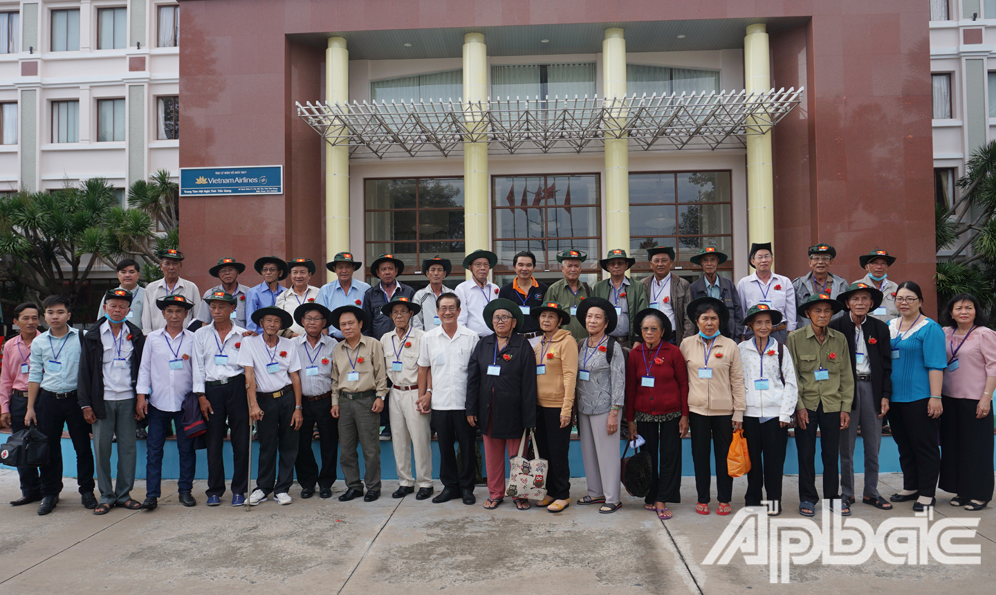 Đồng chí Phạm Minh Trí chụp ảnh lưu niệm với các thành viên trong đoàn trước khi lên đường bắt đầu chuyến tham quan thủ đô Hà Nội.