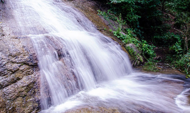Dòng nước thiêng Núi Cấm ngọt lành và thanh khiết tốt cho sức khỏe con người.