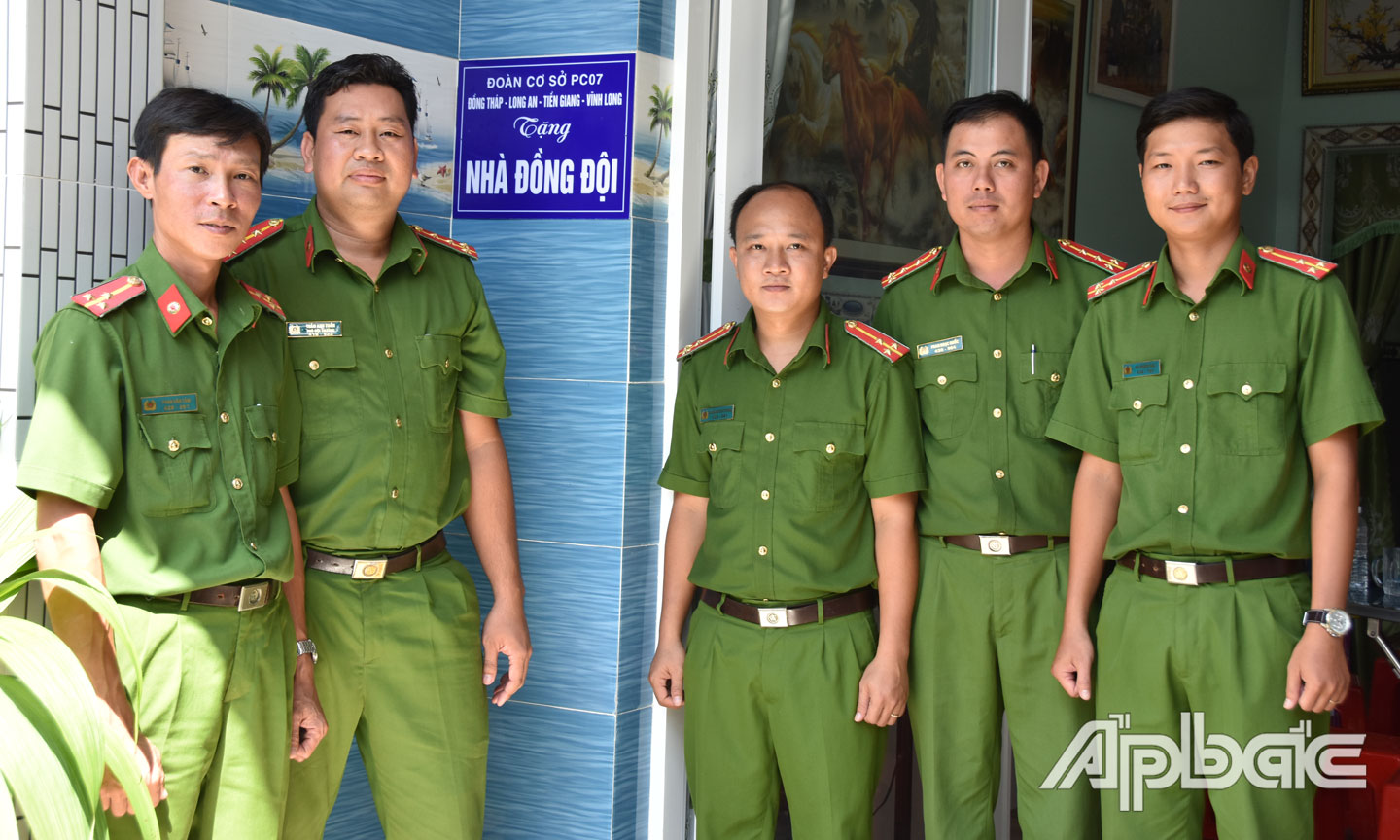 Thượng úy Đào Đặng Quốc Phong (đứng giữa) chụp ảnh lưu niệm cùng đại diện lãnh đạo 4 đơn vị tại lễ bàn giao nhà. Ảnh: TRỌNG TÍN