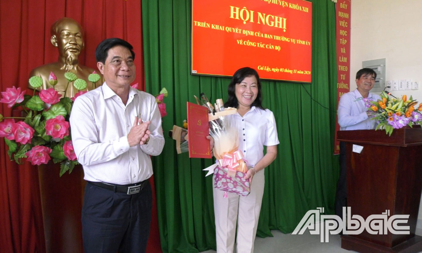 Đồng chí Nguyễn Văn Nhã trao Quyết định nghỉ hưu cho đồng chí Nguyễn Thị Hồng Tuyến.