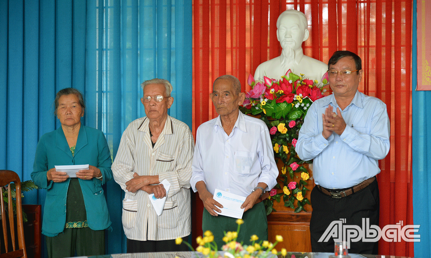 Chủ tịch Hội NCT tỉnh Đỗ Tấn Minh tặng quà NCT huyện T6an Phước.