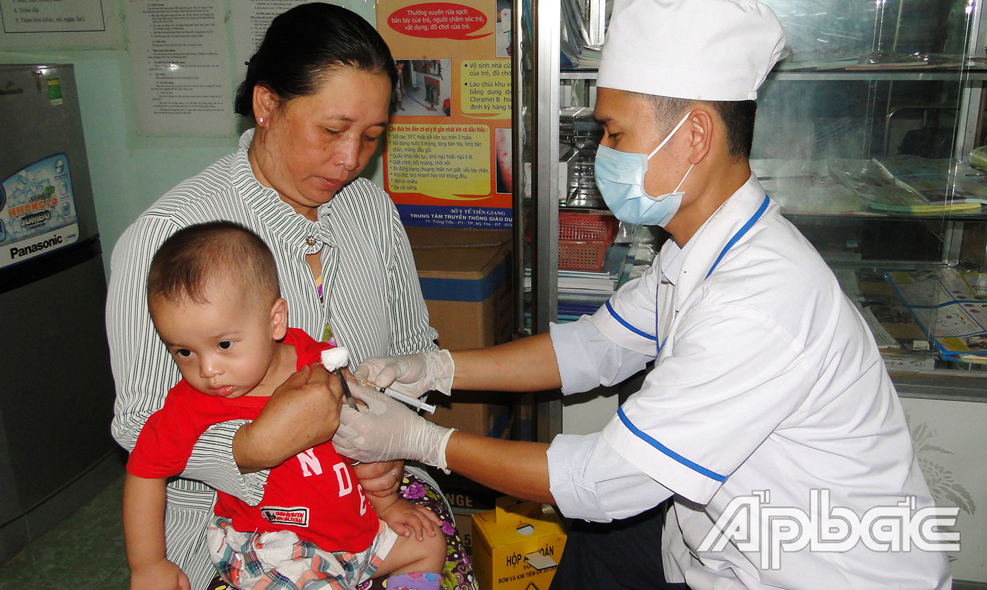 Tiêm ngừa vắc xin hằng năm để phòng ngừa bệnh cúm mùa.