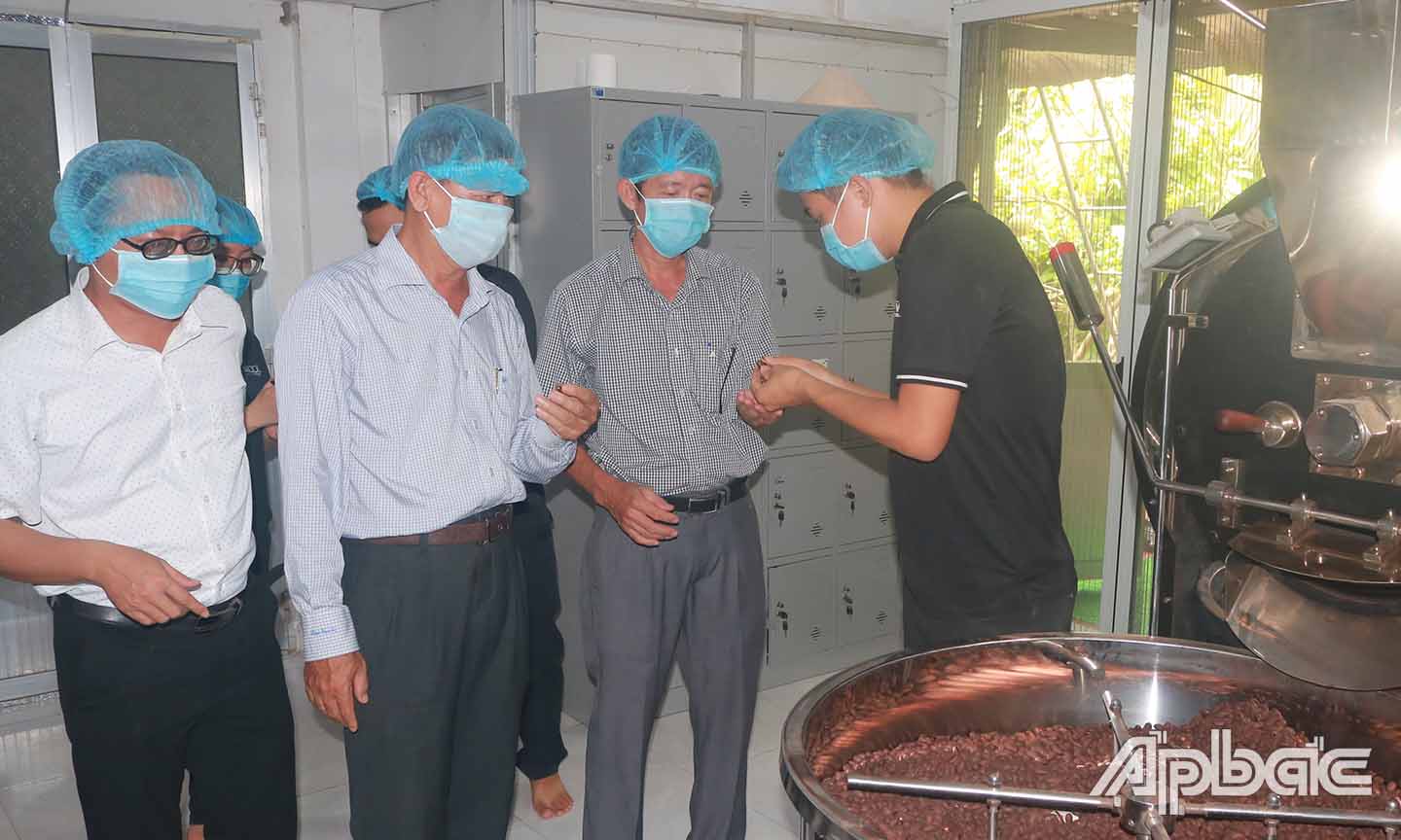 Đoàn khảo sát quy trình phơi và rang hạt ca cao tại Cơ sở sản xuất sô cô la Alluvia.