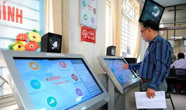 People check their documents handled online through an electronic information system at the Office of Binh Thanh District’s People’s Committee in HCM City. — VNA/VNS Photo An Hieu.