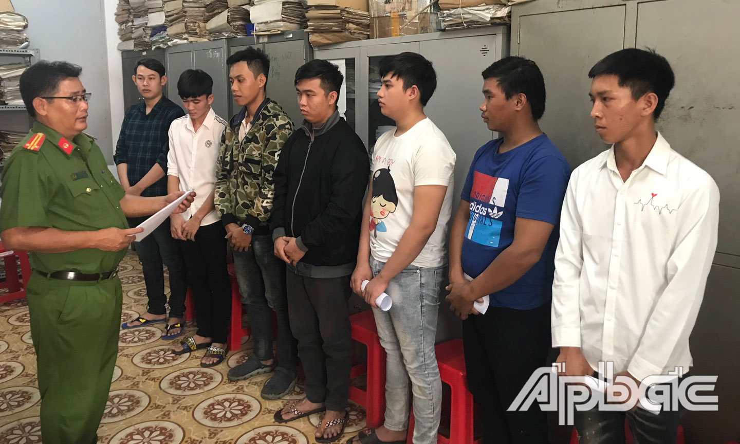 Cơ quan cảnh sát điều tra Công an huyện Châu Thành tống đạt Quyết đinh khởi tố 7 bị can.