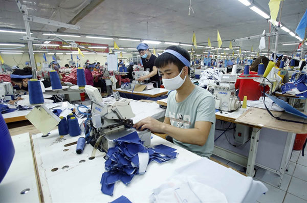 Textile and garment businesses are struggling to make use of free trade agreements, since most fabrics and other materials have to be imported. – VNA Photo Pham Kien.