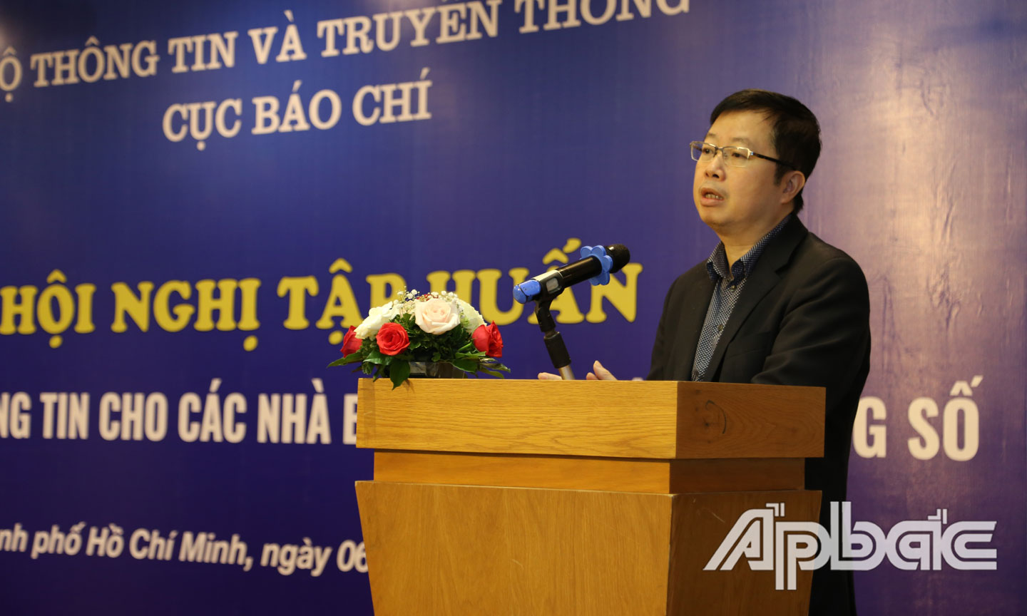 Cục trưởng Cục Báo chí (Bộ TT&TT) Nguyễn Thanh Lâm trình bày một số thông tin nguy cơ báo chí trong bối cảnh chuyển đổi số. 