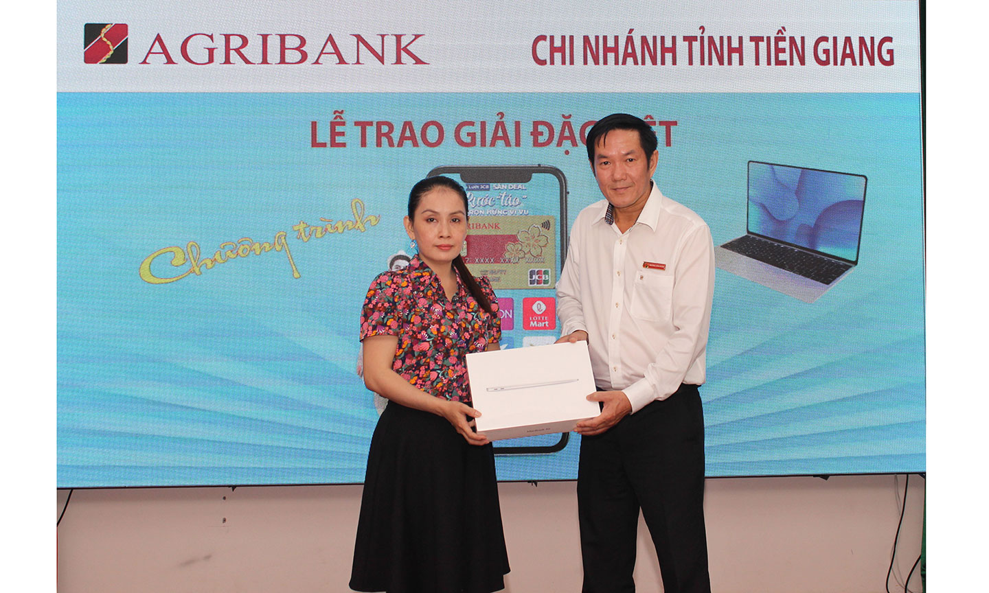 Phó Giám đốc Trương Văn Đoàn trao thưởng cho khách hàng may mắn.