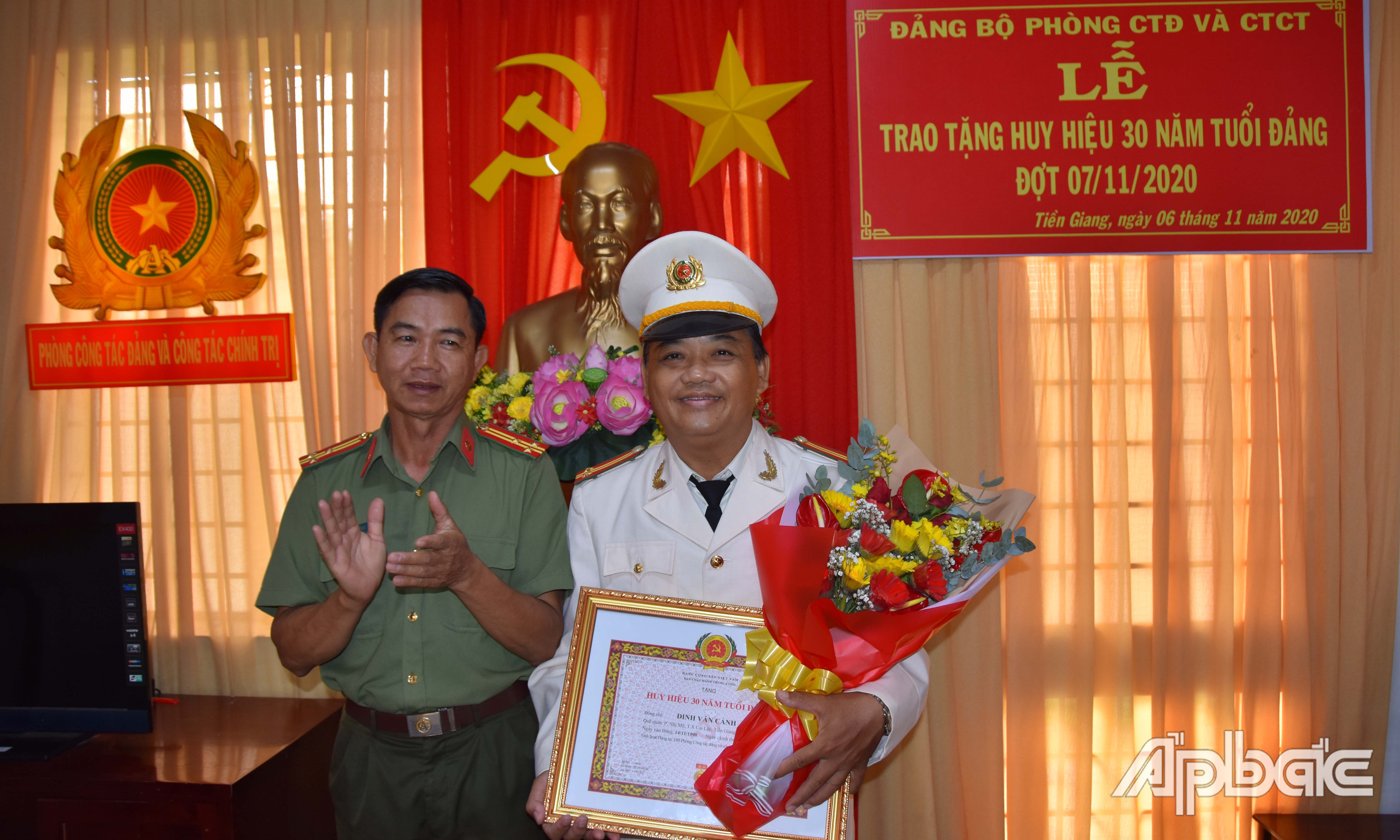 trao Huy hiệu 30 năm tuổi Đảng đợt 7-11 cho Trung tá Đinh Văn Cảnh