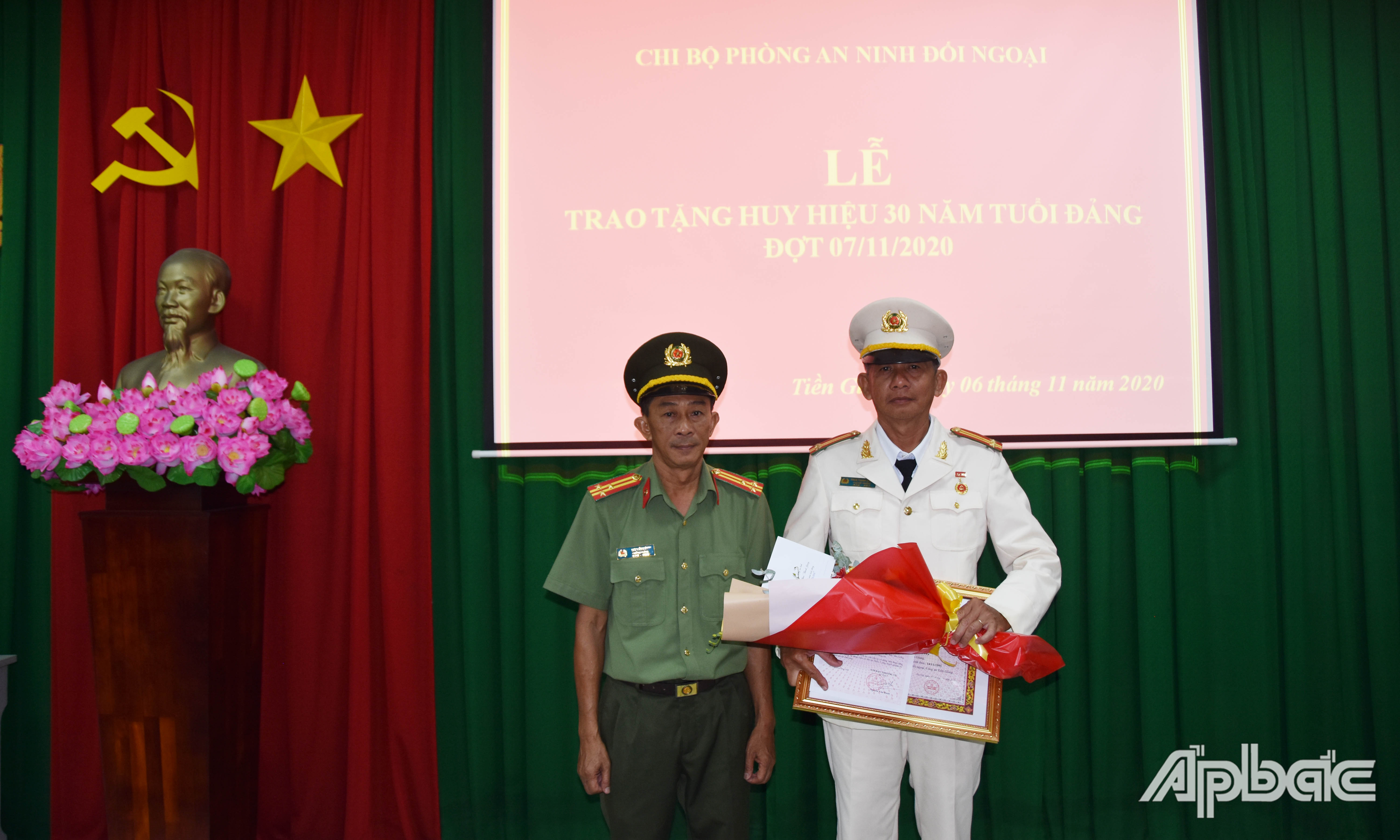 Trao Huy hiệu 30 năm tuổi Đảng cho Trung tá Phan Thanh Giang.