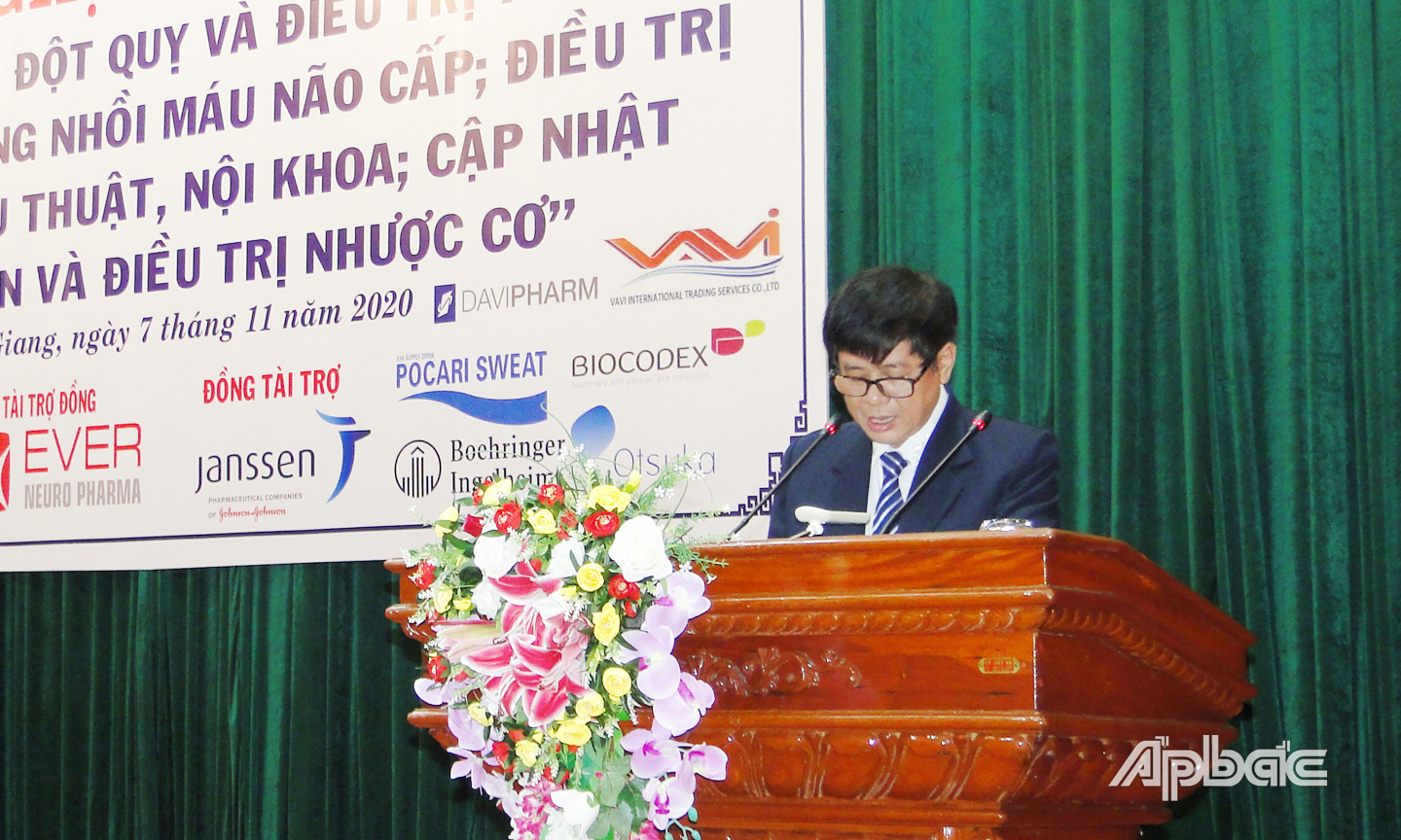 BSCKII Nguyễn Văn Thành, Chủ tịch Hội thần kinh học khu vực Tiền Giang trình bày về quy trình điều trị tiêu sợi huyết trong nhồi máu não cấp