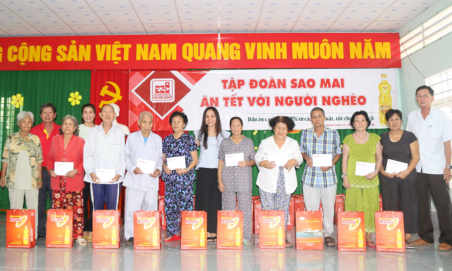 Bà Lê Thị Nguyệt Thu - Chủ tịch HĐQT Tập đoàn Sao Mai (ở giữa) tặng quà cho những mảnh đời cơ nhỡ, kém may mắn trong xã hội.