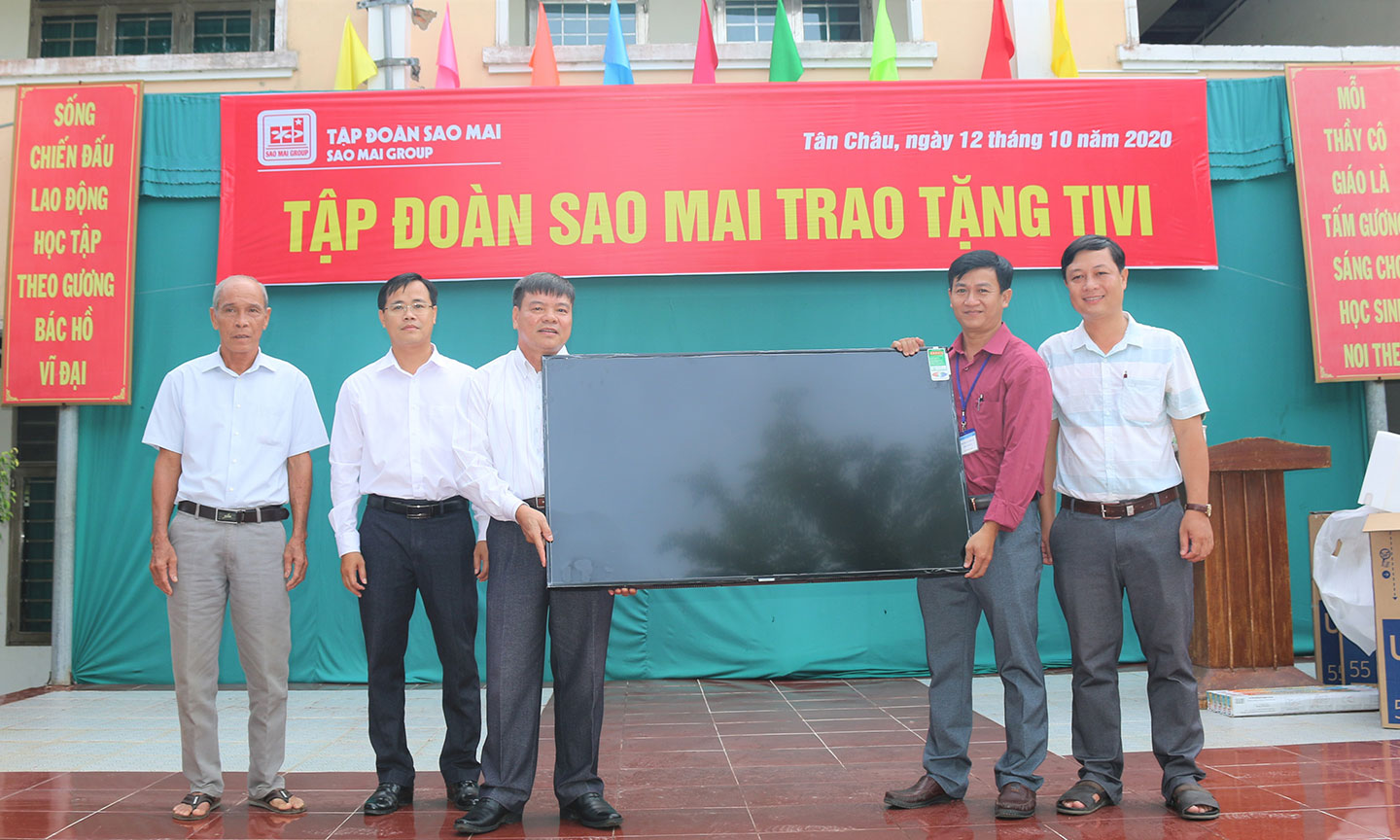 Sao Mai tặng thiết bị giáo dục cho các trường nghèo ở huyện Tân Châu - An Giang.