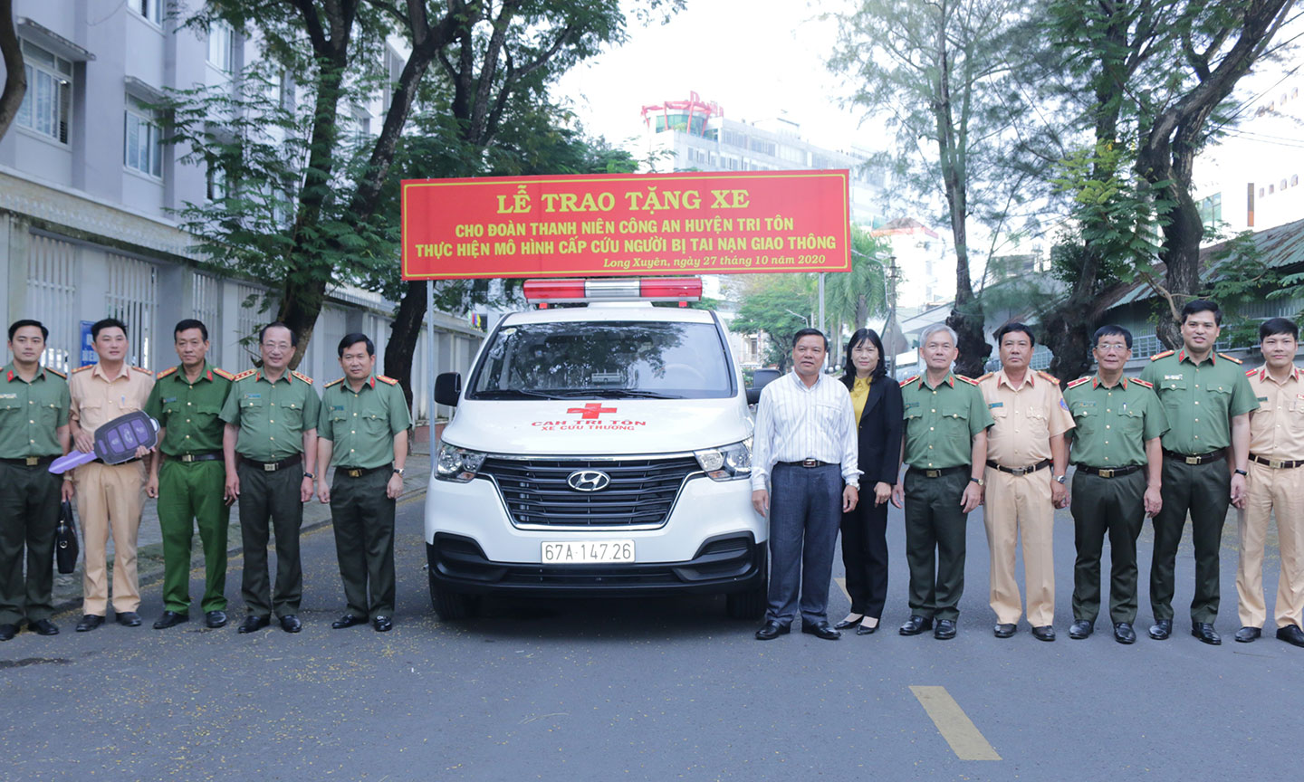 Ông Lê Xuân Quế - Phó TGĐ Sao Mai Group (thứ 7 phải qua) trao xe cứu thương cho đại diện Công an huyện Tri Tôn dưới sự chứng kiến của Thượng tướng Nguyễn Văn Thành - Thứ Trưởng Bộ Công An.
