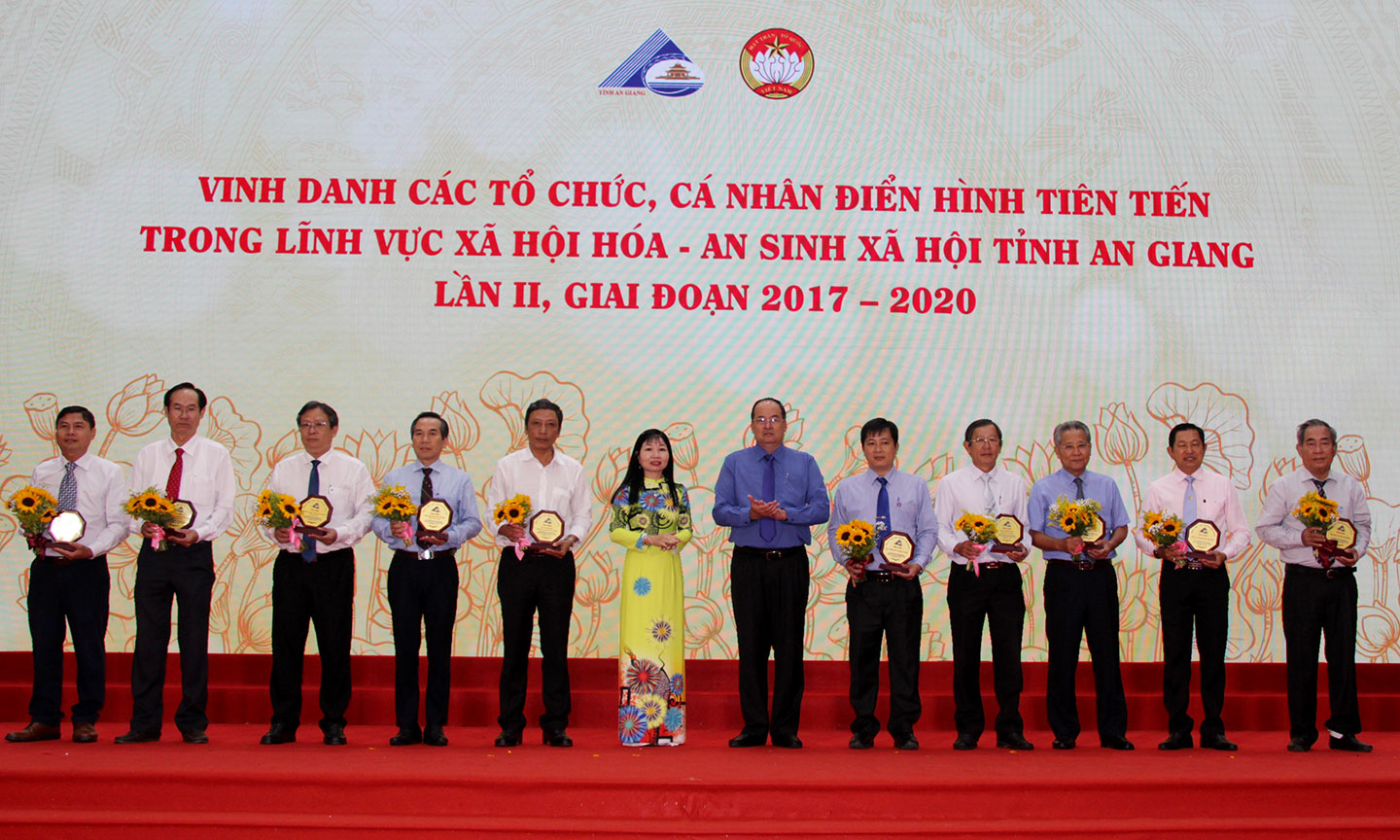 Ông Nguyễn Văn Hung - Phó Tổng Giám đốc Tập đoàn Sao Mai (bìa phải) nhận bằng khen của UBND tỉnh An Giang vì doanh nghiệp đã có nhiều đóng góp trong lĩnh vực xã hội hóa và an sinh xã hội giai đoạn 2017-2020.