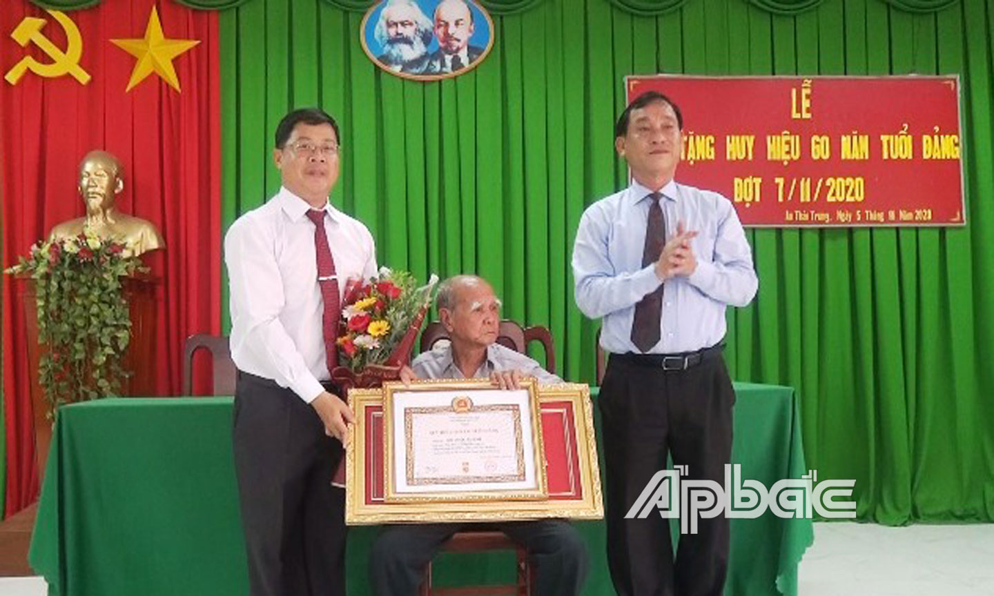 Đồng chí Nguyễn Văn Vĩnh (bên phải) trao Huy hiệu Đảng.