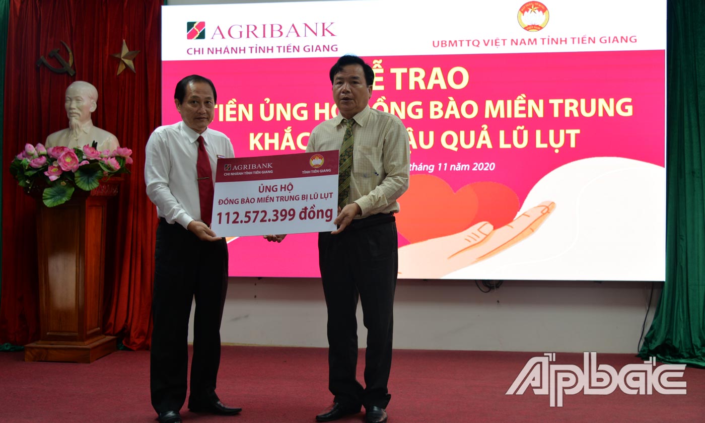 Lãnh đạo Agribank chi nhánh Tiền Giang đã trao bảng tượng trưng số tiền trên 112 triệu đồng cho lãnh đạo Ủy ban MTTQ tỉnh.