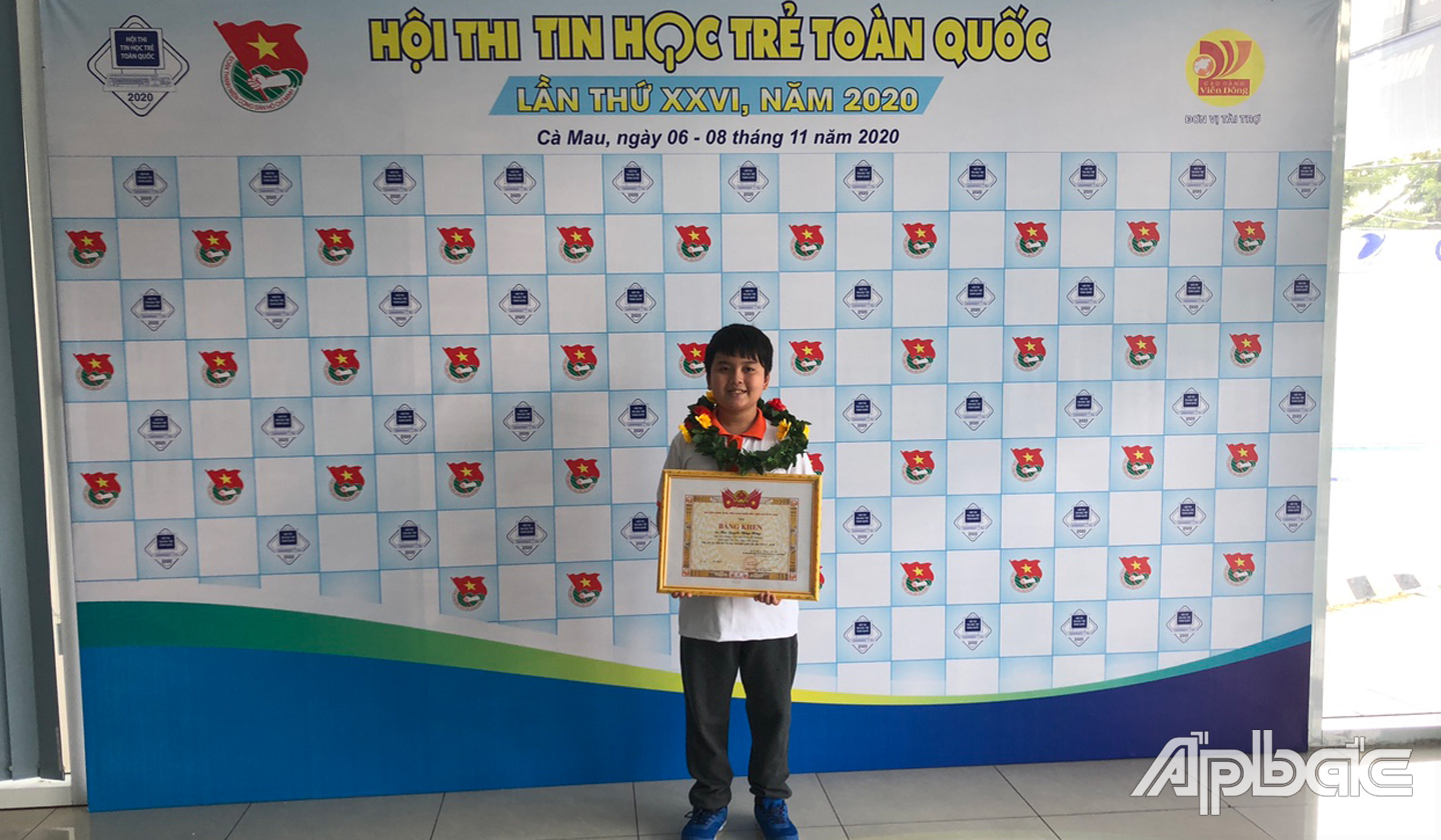 Em Mai Nguyễn Đăng Hưng, học sinh Trường THCS Xuân Diệu, TP. Mỹ Tho xuất sắc giành được giải Ba tại Hội thi Tin học trẻ toàn quốc năm nay.