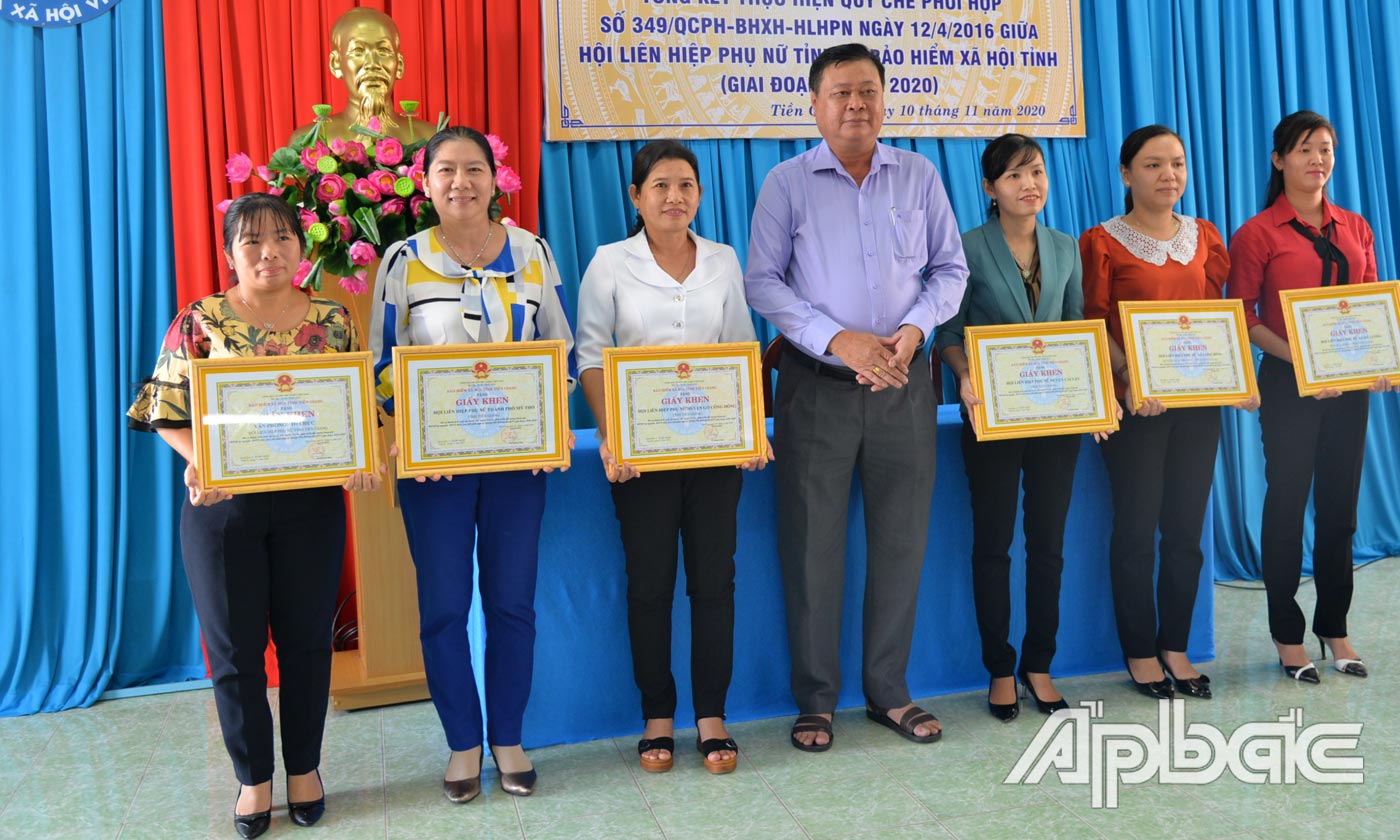 Đồng chí Nguyễn Trọng Hữu, Phó Trưởng Ban Dân vận Tỉnh ủy trao giấy khen của BHXH tỉnh cho các tập thể.