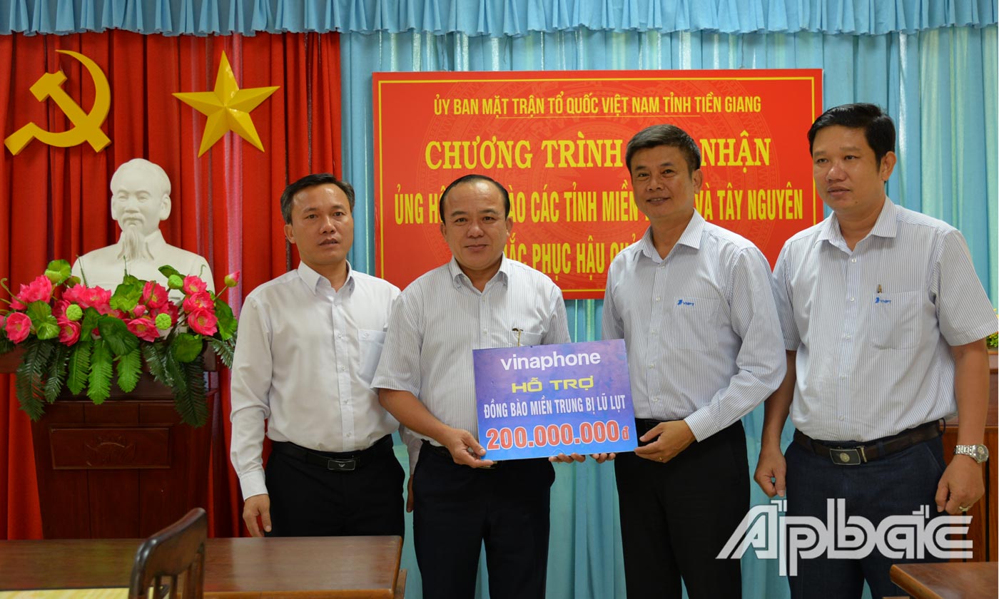 Giám đốc VNPT Vinaphone Tiền Giang Trịnh Quốc Khánh trao bảng tượng trưng cho lãnh đạo Ủy ban MTTQ tỉnh.
