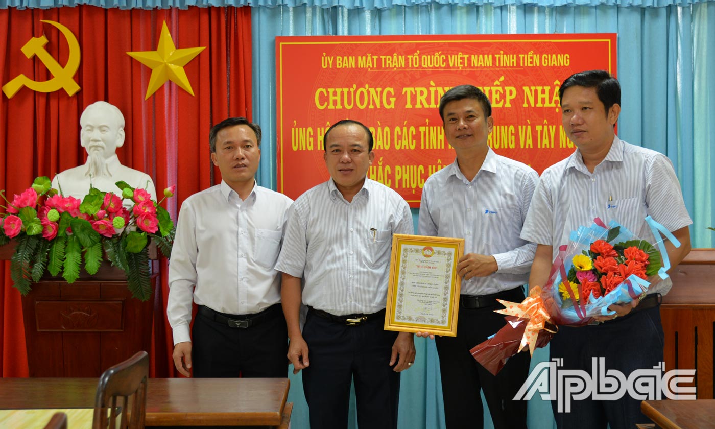Uỷ ban MTTQ tỉnh trao thư cảm ơn cho VNTG Tiền Giang.