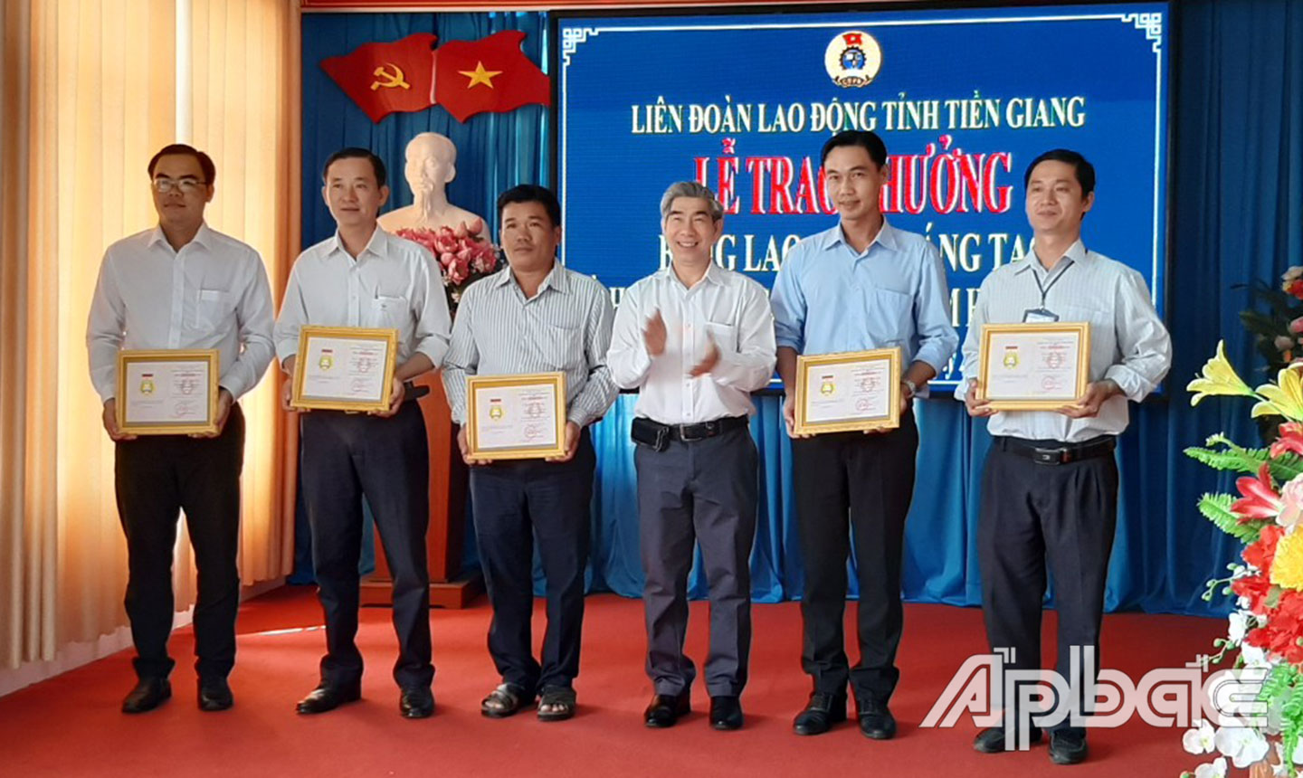 Kỹ sư Trần Văn Bạc (thứ 3 từ trái sang) nhận Bằng Lao động sáng tạo của Tổng Liên đoàn Lao động Việt Nam.