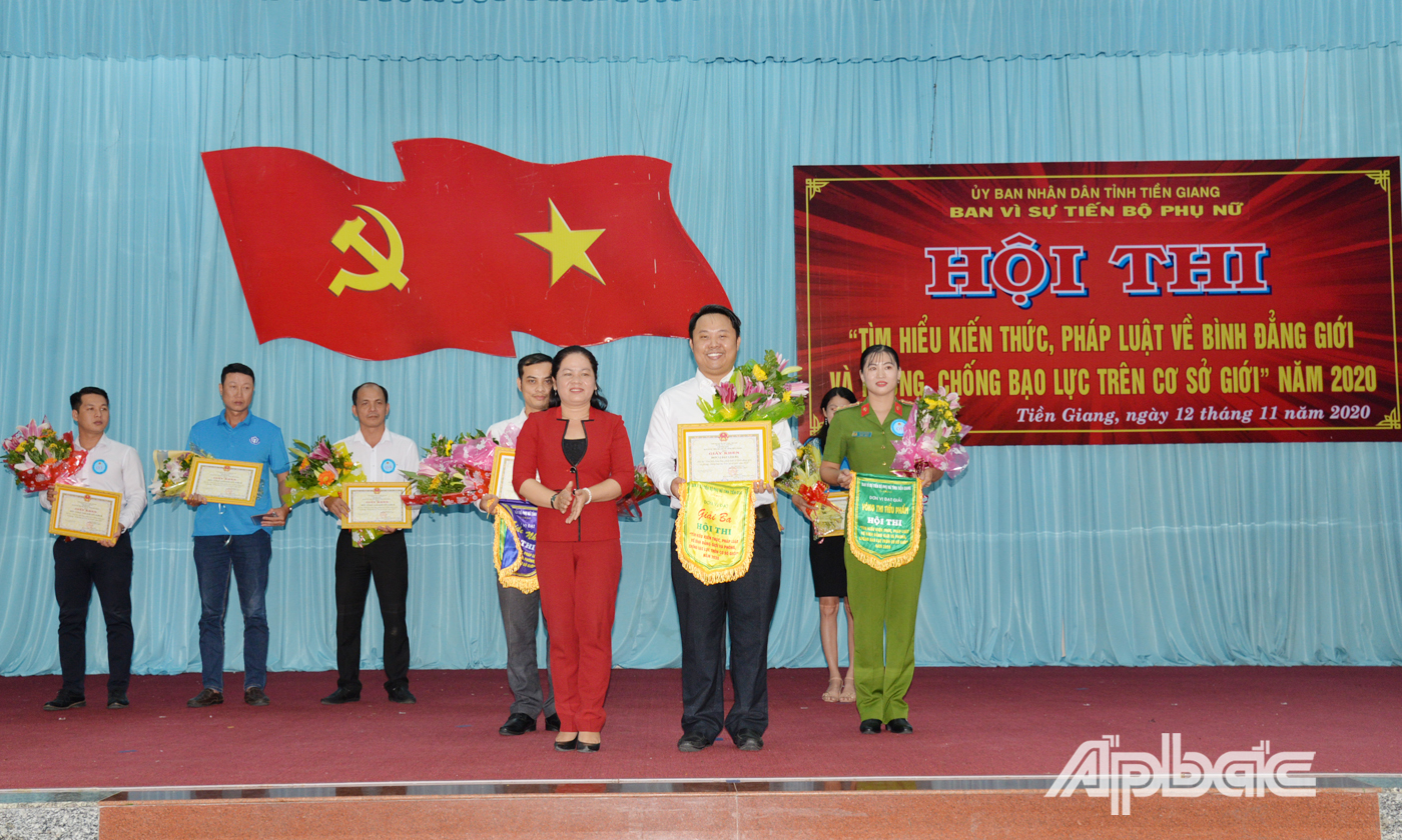 Đồng chí Huỳnh Thị Phượng, Phó Giám đốc Sở GD-ĐT trao giải ba cho đội Sở Kế hoạch và đầu tư