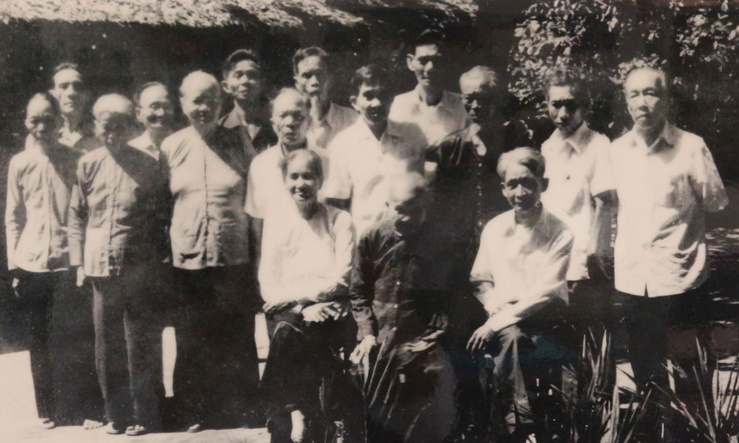 Các chiến sĩ tham gia Nam kỳ khởi nghĩa năm xưa về thăm nhà bà Năm Dẹm, nơi họp Hội nghị Xứ ủy Nam kỳ chuẩn bị cho cuộc khởi nghĩa ngày 23-11-1940 (xã Tân Hương, huyện Châu Thành). 
