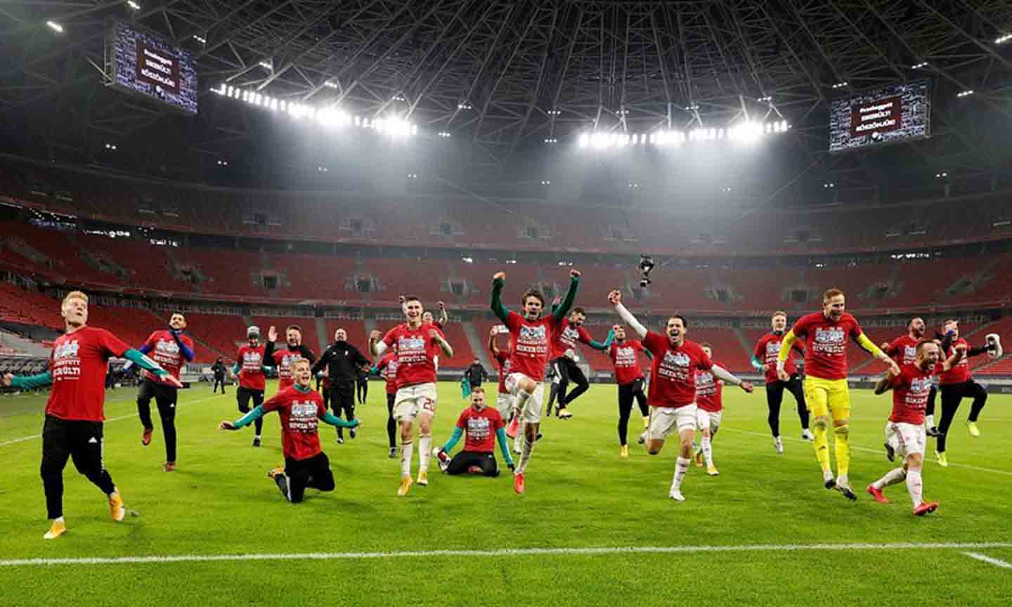 Các cầu thủ Hungary ăn mừng sau khi giành vé vào chơi Vòng chung kết Euro 2020. Ảnh: Vietnnamnet.vn