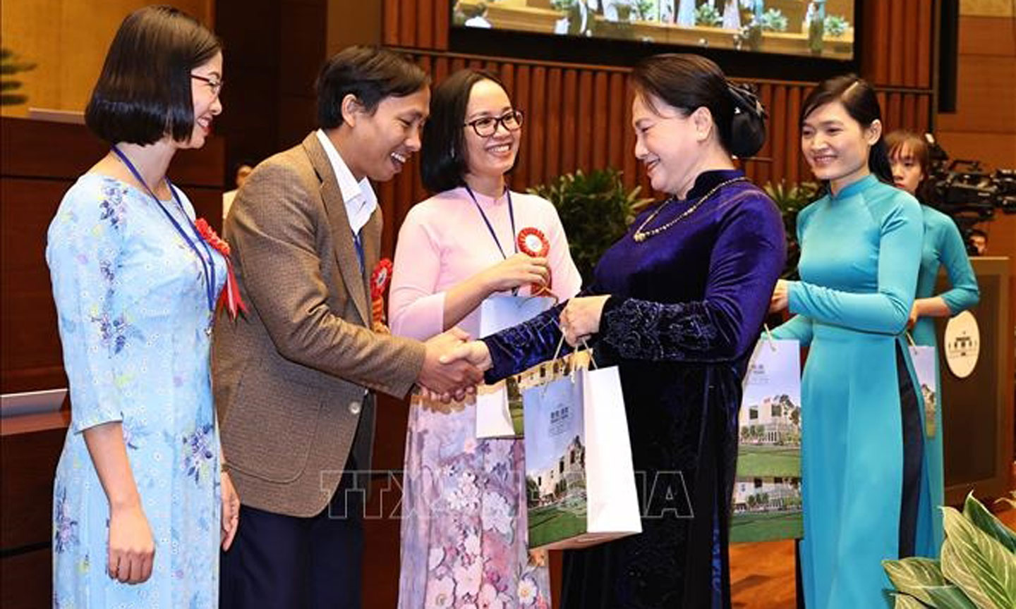 Chủ tịch Quốc hội Nguyễn Thị Kim Ngân tặng quà các giáo viên, nhà quản lý giáo dục tiêu biểu tại buổi gặp mặt (Ảnh: Trọng Đức - TTXVN)