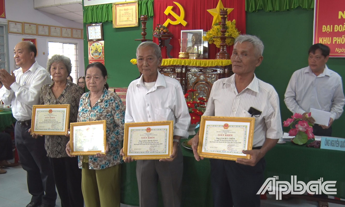 Ông Nguyễn Việt Dũng, Phó Bí thư thị trấn Chợ Gạo trao giấy khen tại ngày hội.