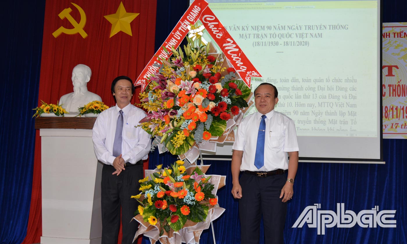 Đồng chí Nguyễn Văn Danh, Bí thư Tỉnh ủy tặng hoa chúc mừng cho MTTQ tỉnh.