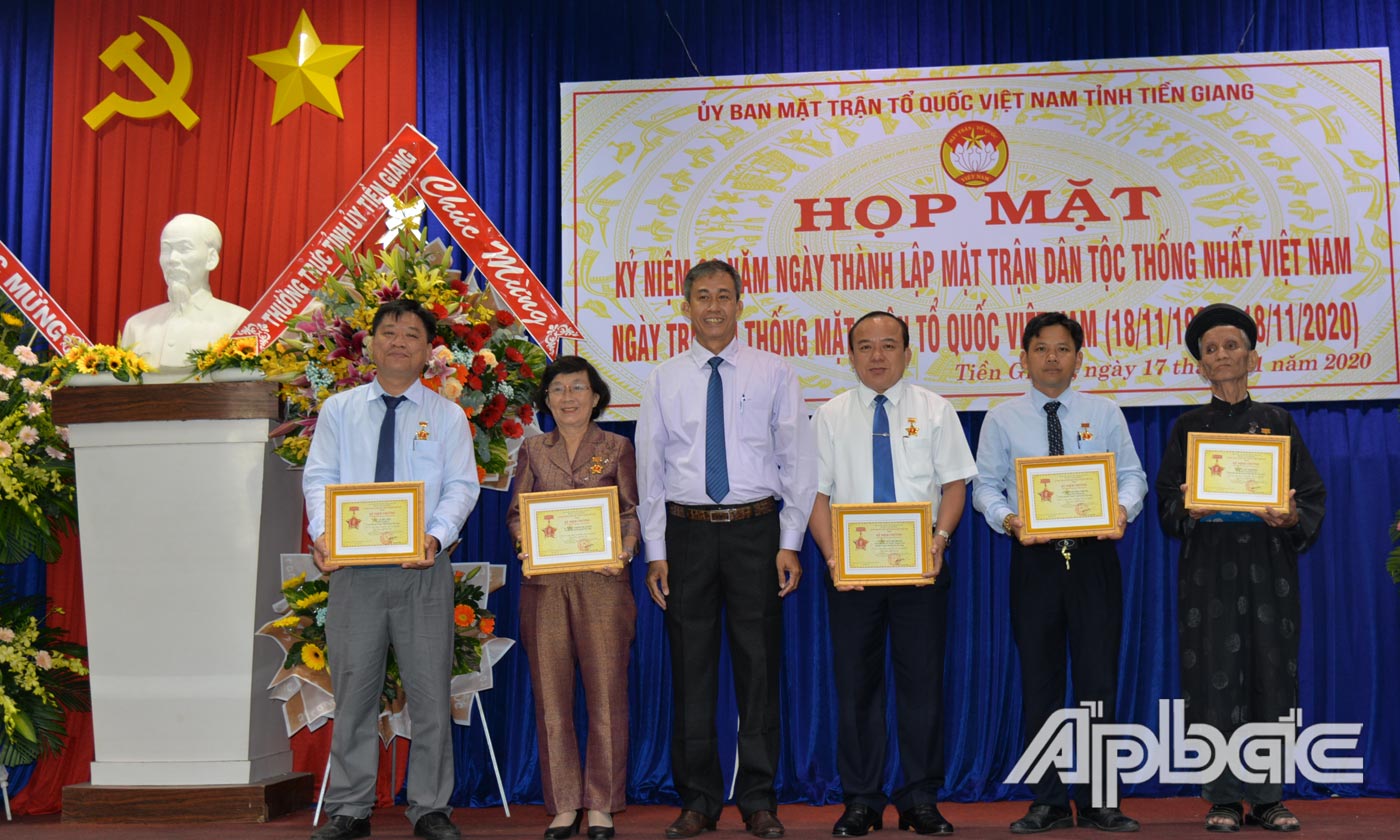 Đồng chí Võ Văn Thiện, Trưởng Ban công tác mặt trận phía Nam, Ủy ban Trung ương MTTTQ Việt Nam trao kỷ niệm chương cho các cá nhân.