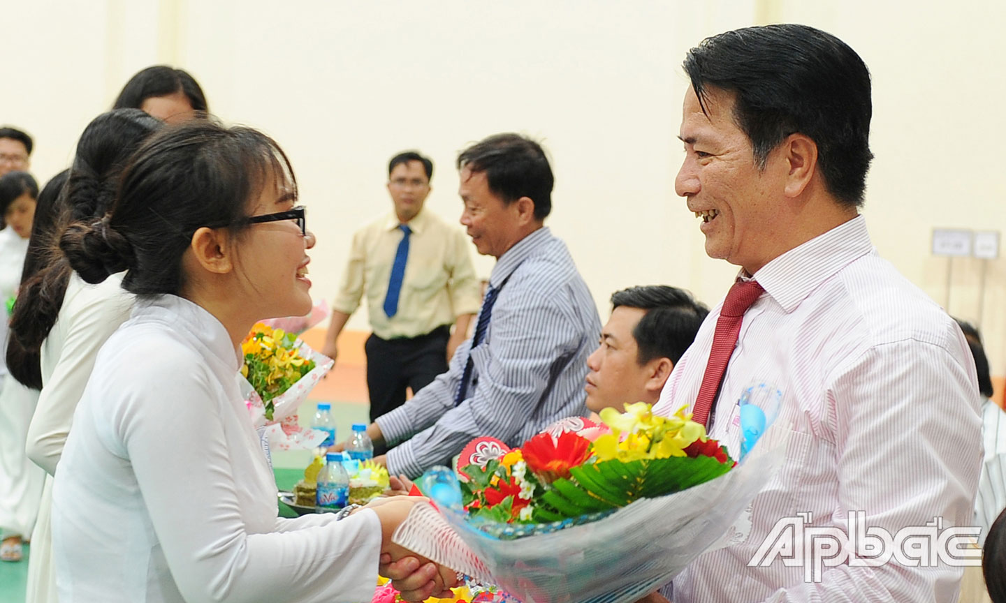Học sinh tặng hoa cho thầy Lê Bá Ngọc, Hiệu trưởng nhà trường.