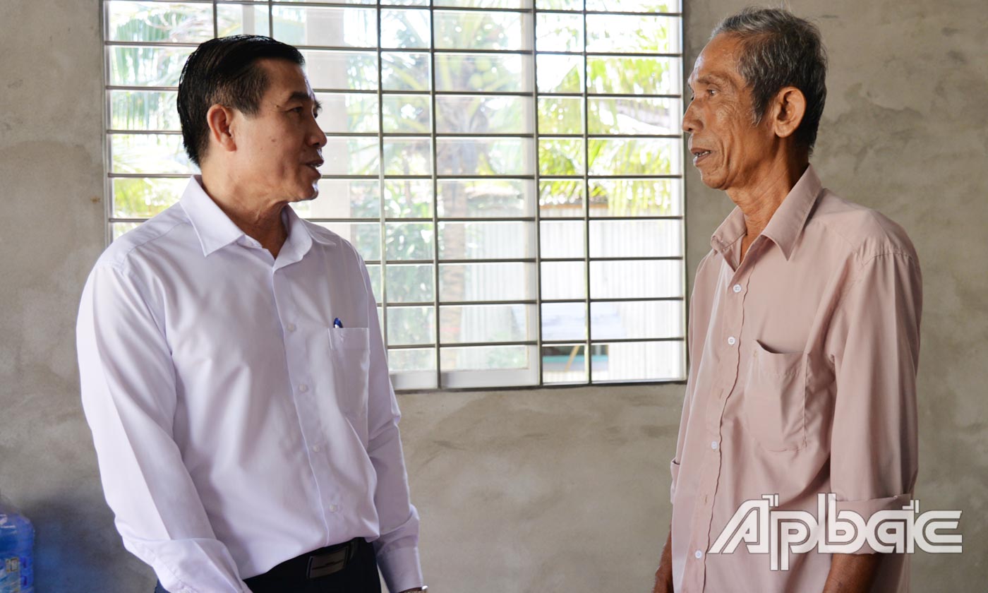 Đồng chí Lê Văn Hưởng ân cần thăm hỏi ông Nguyễn Văn Thạch là con liệt sĩ Nguyễn Văn Ghè.