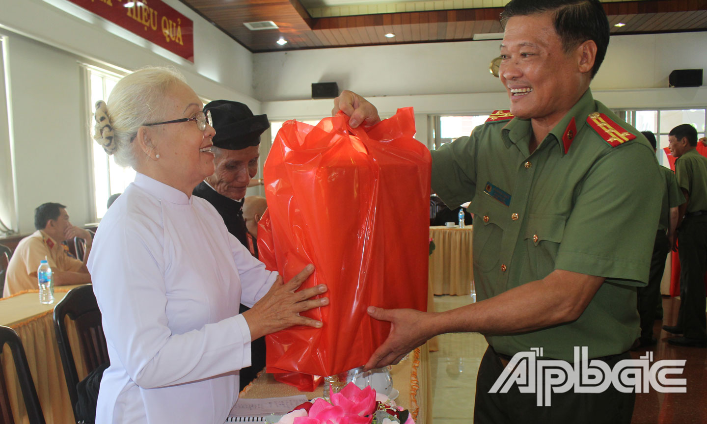 Đại tá Phan Văn Trảng trao quà cho các đại biểu chức sắc tôn giáo.