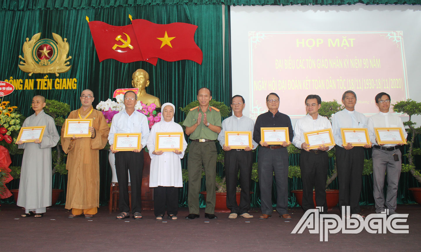 Đồng chí Đại tá Nguyễn Văn Nhựt trao Giấy khen cho các tập thể tôn giáo.
