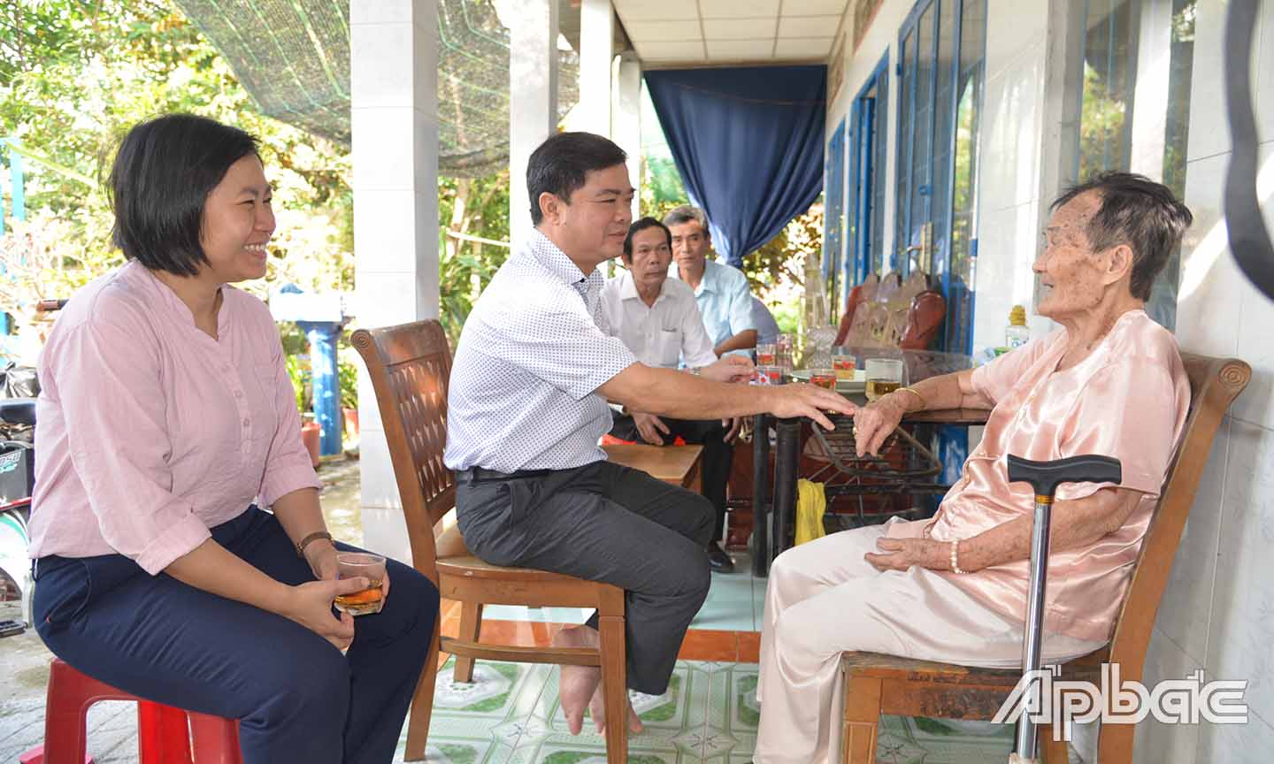 Đồng chí Nguyễn Thanh Hải đến thăm và tặng quà gia đình bà Phạm Thị Quýt, con dâu của liệt sĩ Lê Văn Kiên ở ấp Mỹ Hòa, xã Song Thuận.