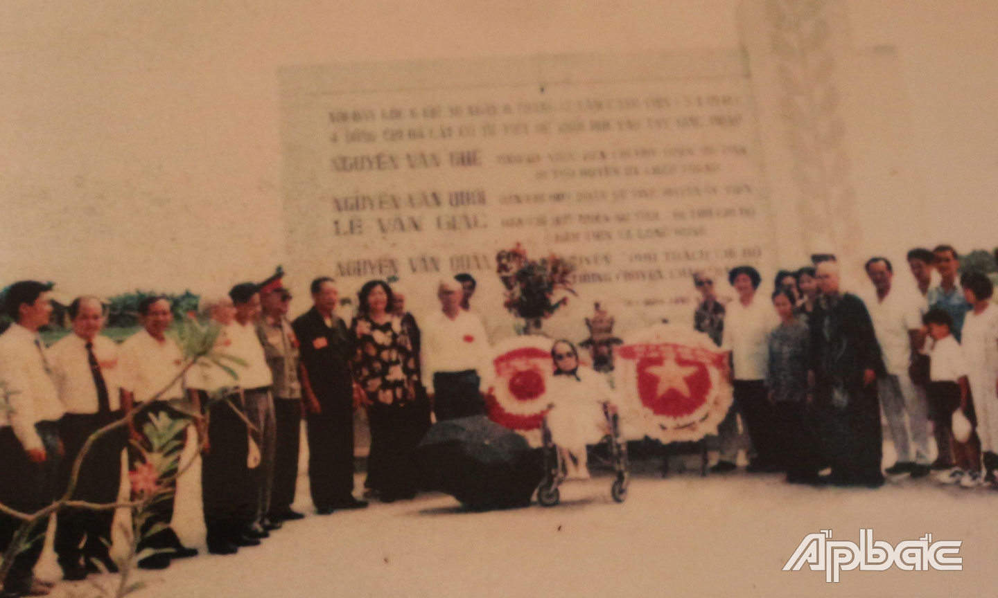 Đồng chí Nguyễn Thị Thập cùng các đồng chí lãnh đạo huyện Châu Thành đến viếng di tích Gò Me nhân kỷ niệm 55 năm ngày Nam kỳ khởi nghĩa.