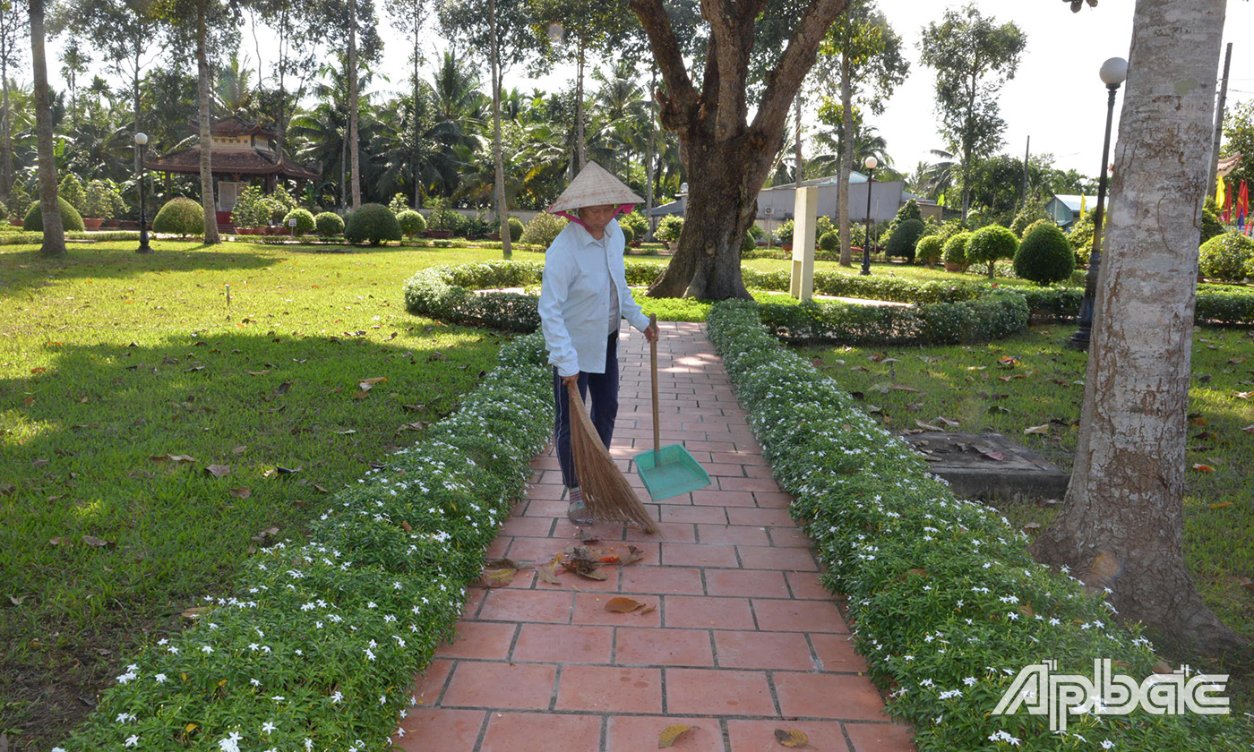 Nhân viên dọn vệ sinh  tại Khu di tích Nam Kỳ Khởi Nghĩa (Đình Long Hưng) xã Long Hưng, huyện Châu Thành.