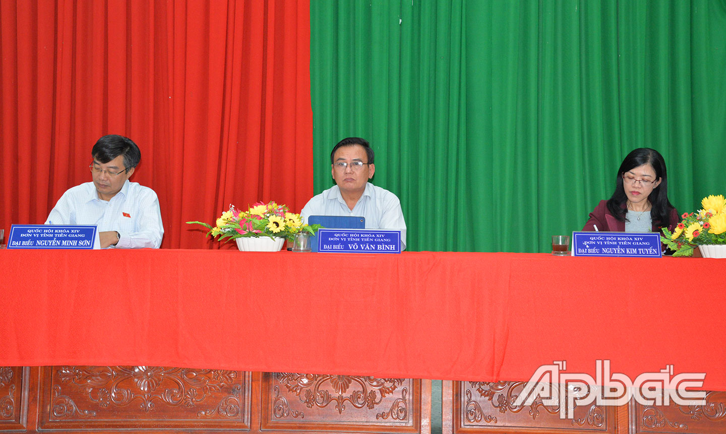 Đại biểu Quốc hội lắng nghe cử tri huyện Cái Bè phát biểu ý kiến.