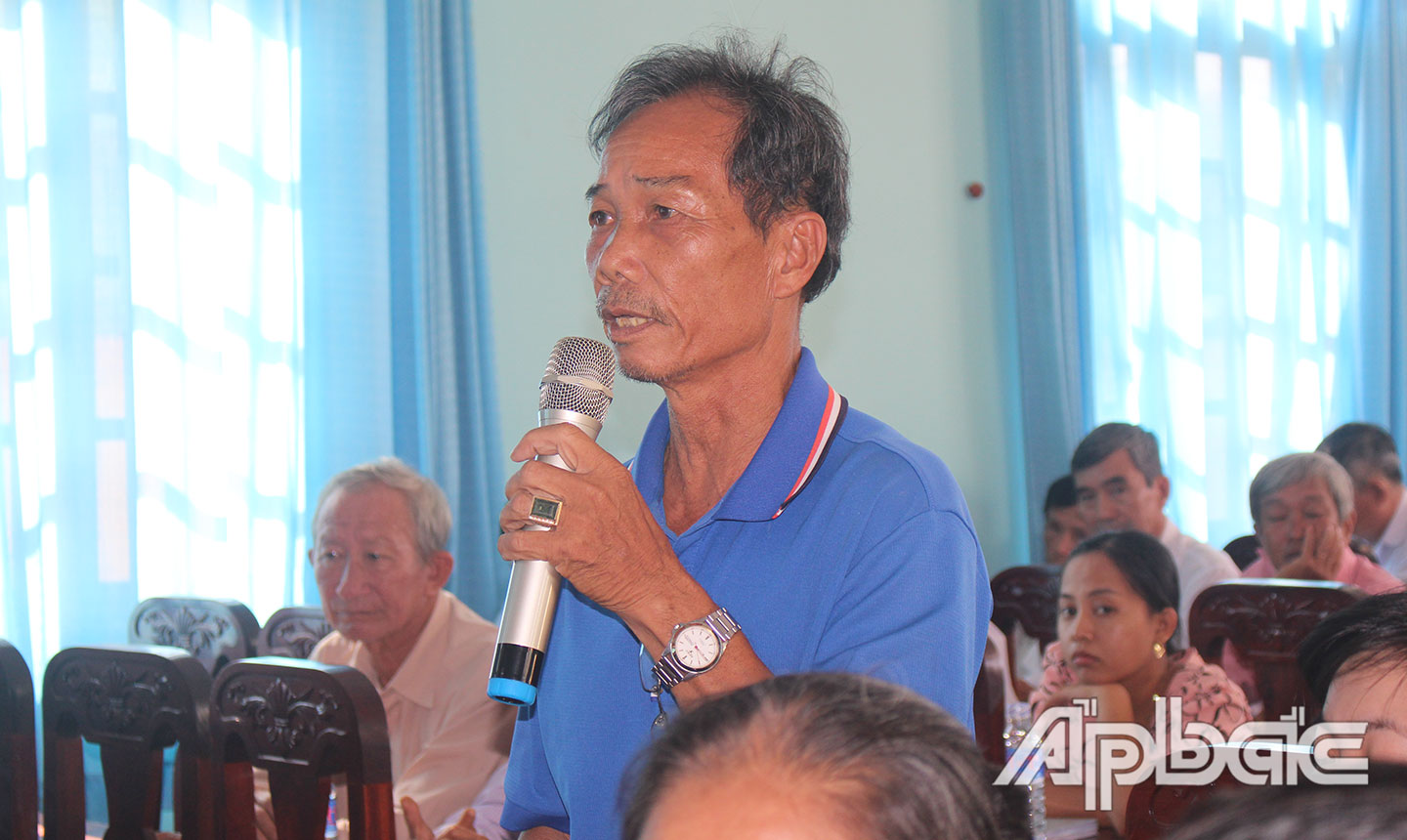 Cử tri xã Phú Đông, huyện Tân Phú Đông phát biểu tại buổi tiếp xúc.