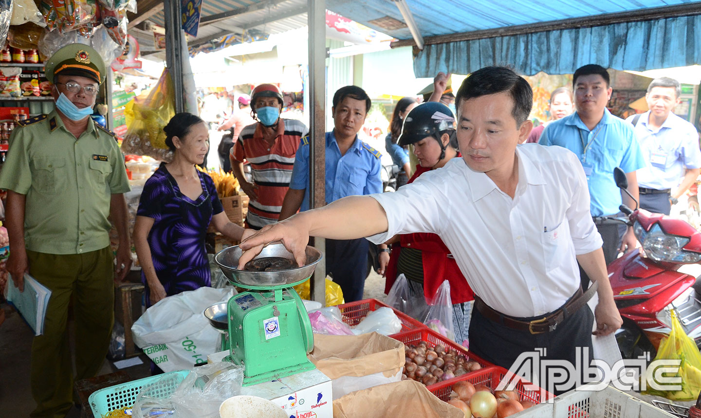 Chi cục phối hợp với UBND huyện Gò Công Tây thực hiện công tác kiểm định cân tại chợ Vĩnh Bình.