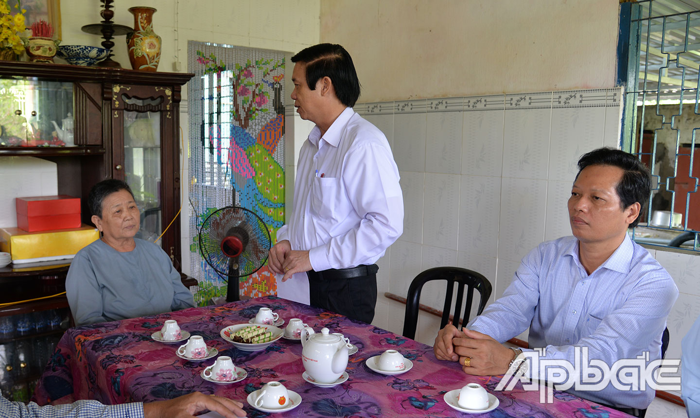 Đồng chí Nguyễn Văn Danh, Ủy viên Trung ương Đảng, Bí thư Tỉnh ủy, Chủ tịch HĐND tỉnh thăm hỏi, tặng quà gia đình chính sách ở huyện Gò Công Đông.