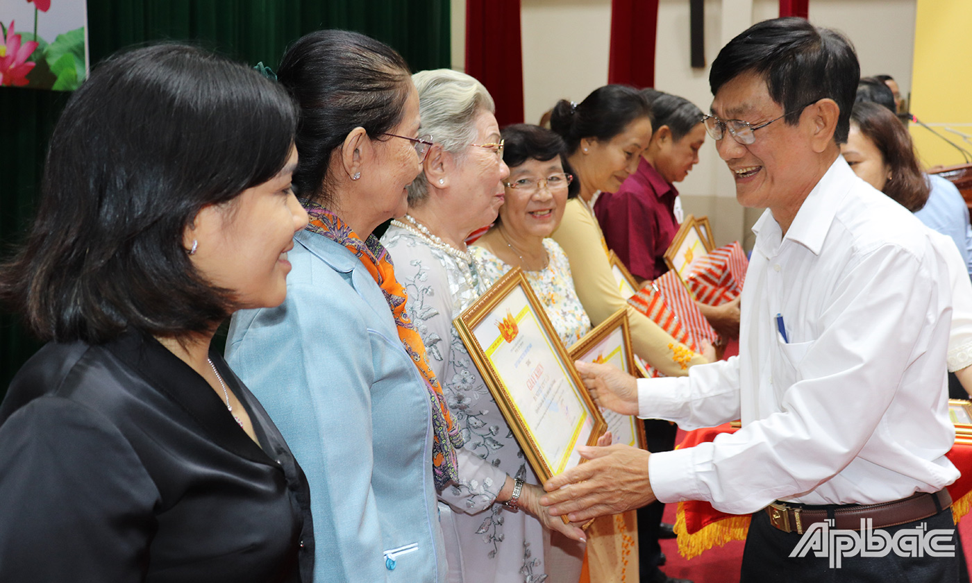  Giám đốc Sở LĐ-TB&XH, Phạm Minh Trí trao tặng Giấy khen cho tập thể, cá nhân tiêu biểu trong công tác hỗ trợ trẻ em tại tỉnh Tiền Giang. 